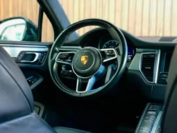 
										PORSCHE MACAN cheio									
