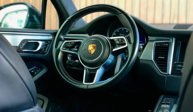 
								PORSCHE MACAN cheio									