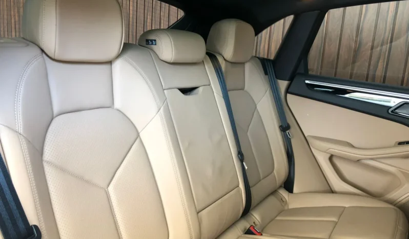 
								PORSCHE MACAN cheio									