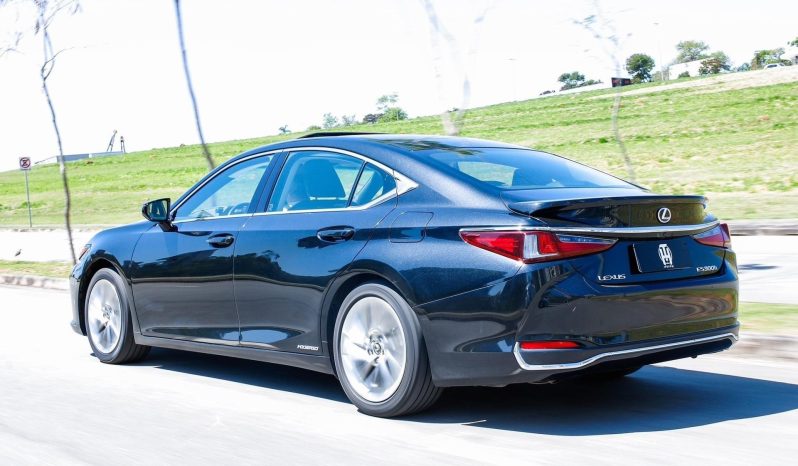 
								LEXUS ES 300h cheio									