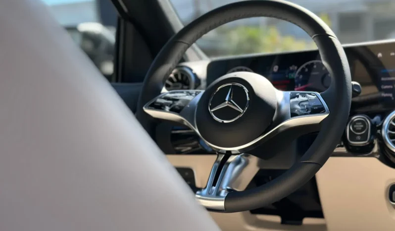 
								MERCEDES-BENZ GLA 200 cheio									