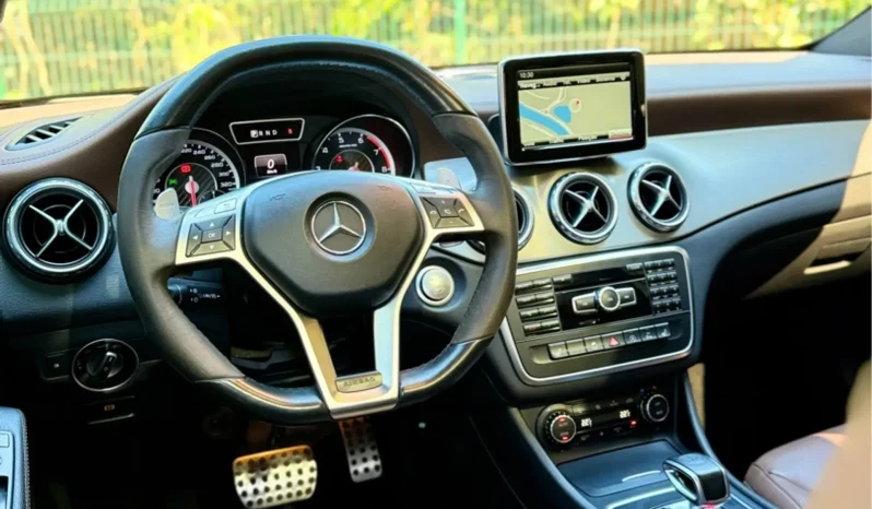 
								MERCEDES-BENZ GLA 45 AMG cheio									