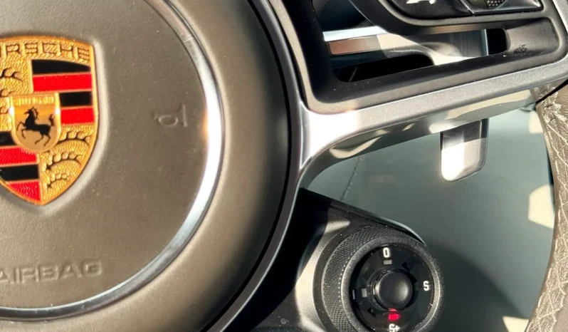 
								PORSCHE MACAN cheio									