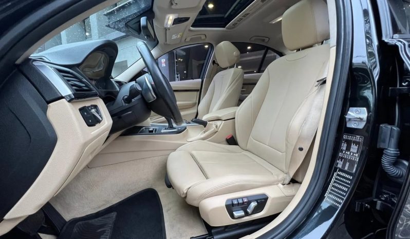 
								BMW 320i cheio									