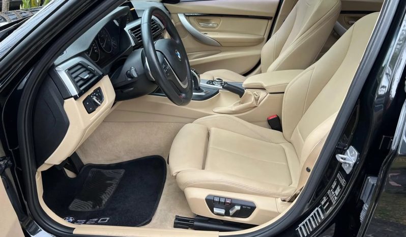 
								BMW 320i cheio									