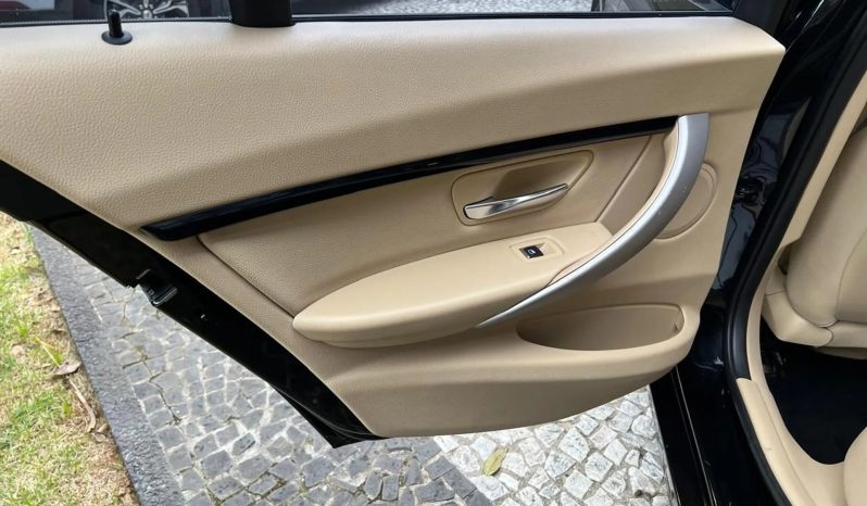 
								BMW 320i cheio									