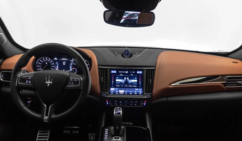 
								MASERATI LEVANTE cheio									