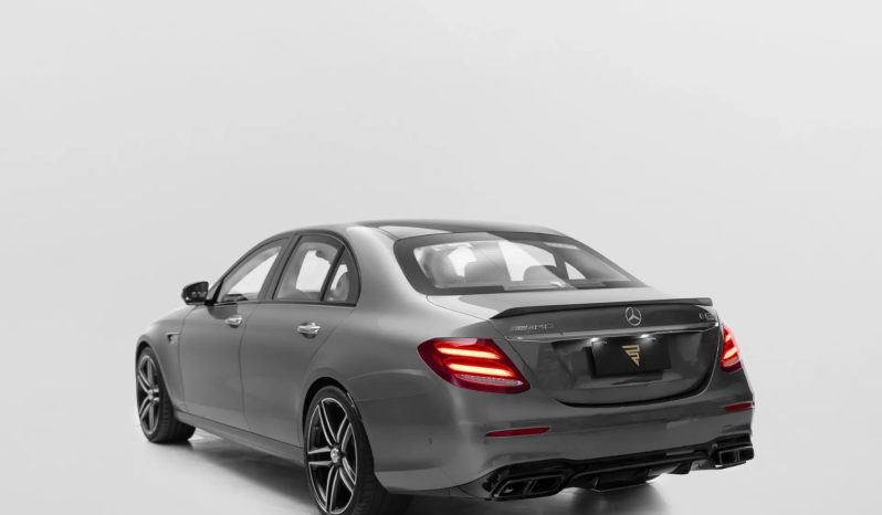 
								MERCEDES-BENZ E 63 AMG cheio									