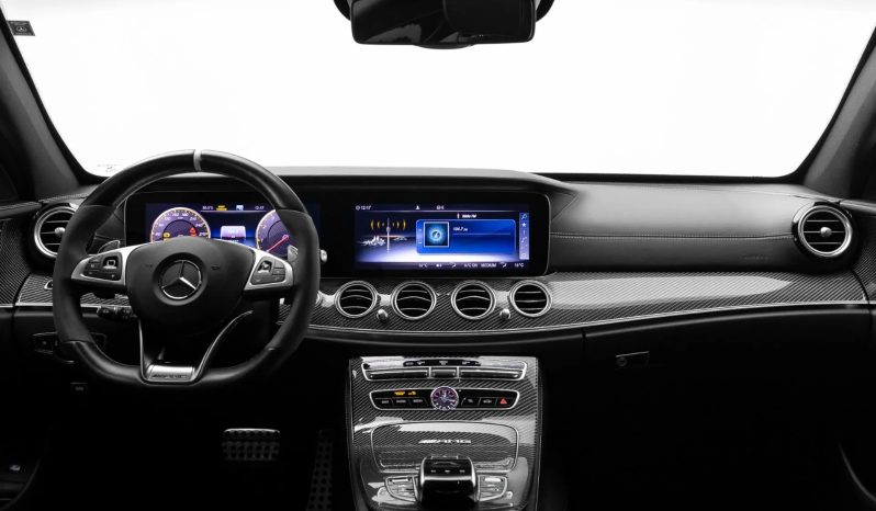 
								MERCEDES-BENZ E 63 AMG cheio									