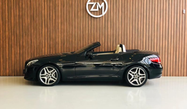 
								MERCEDES-BENZ SLC 300 cheio									