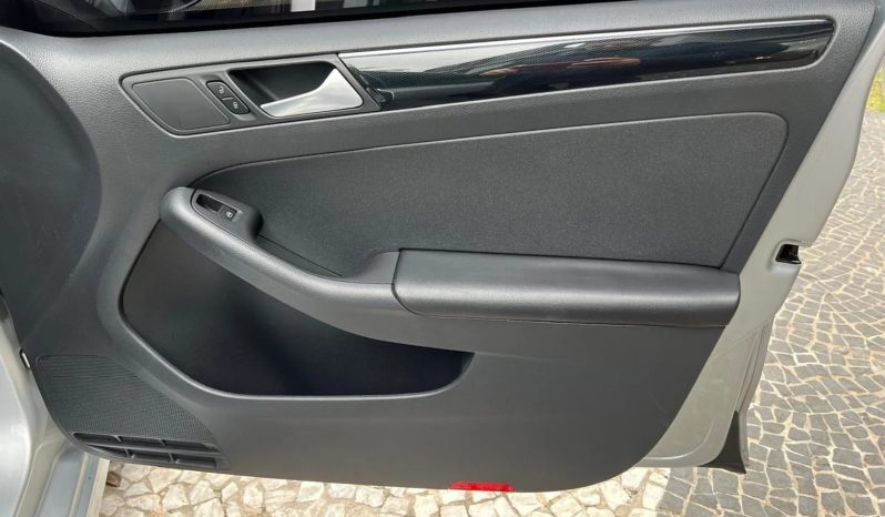 
								VOLKSWAGEN JETTA cheio									