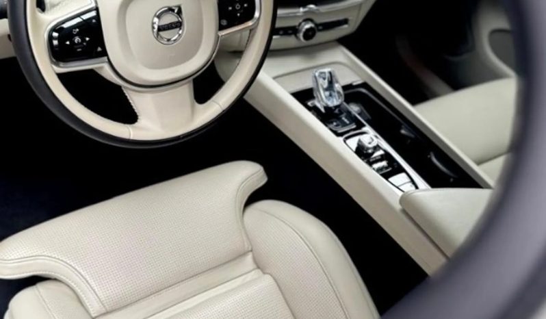 
								VOLVO XC60 cheio									