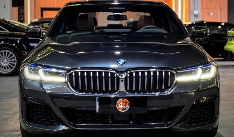 
								BMW 530e cheio									