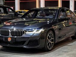 
										BMW 530e cheio									