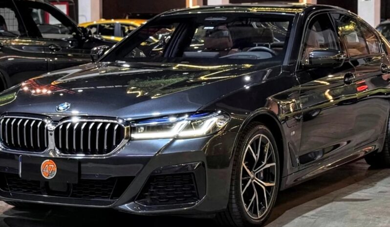 
								BMW 530e cheio									