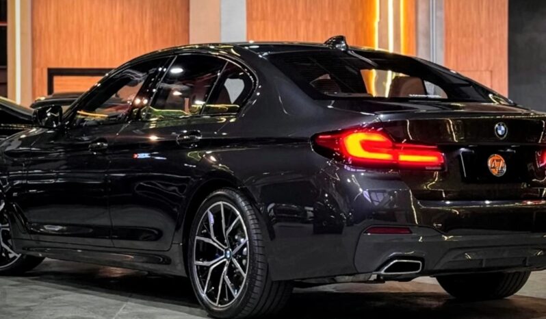 
								BMW 530e cheio									