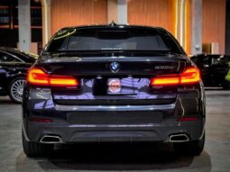 
										BMW 530e cheio									