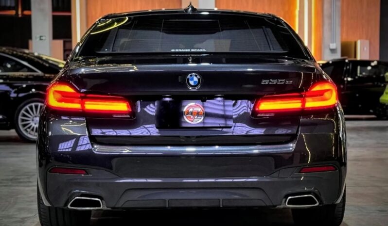 
								BMW 530e cheio									