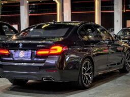 
										BMW 530e cheio									
