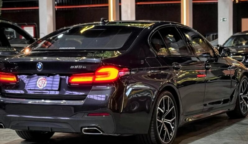 
								BMW 530e cheio									