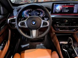 
										BMW 530e cheio									