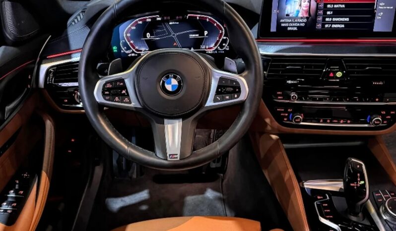 
								BMW 530e cheio									