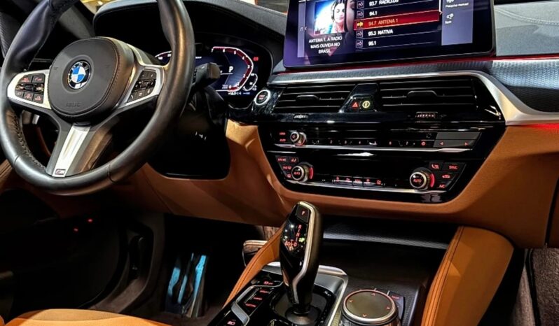 
								BMW 530e cheio									