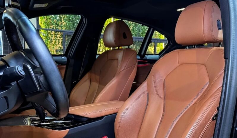 
								BMW 530e cheio									