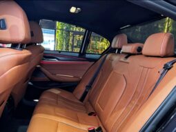 
										BMW 530e cheio									