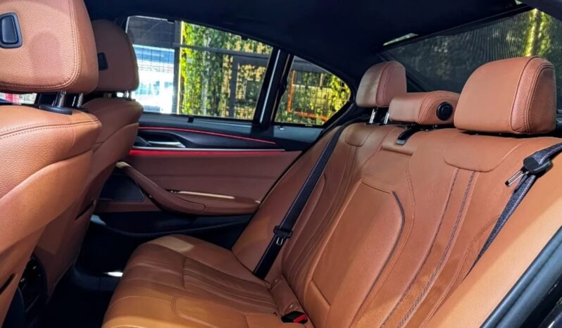 
								BMW 530e cheio									