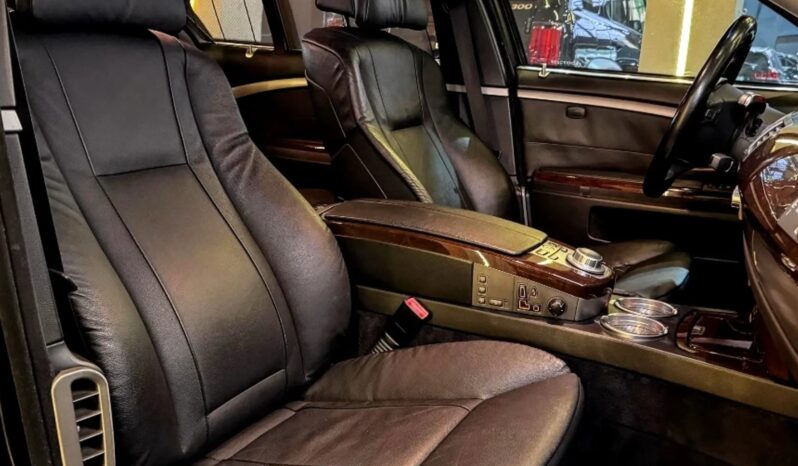 
								BMW 750i cheio									