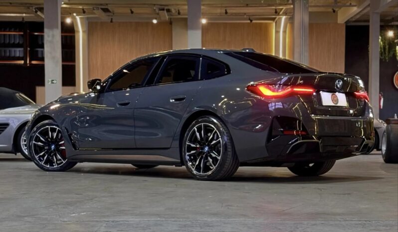 
								BMW I4 cheio									