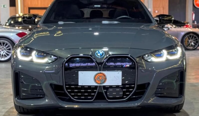 
								BMW I4 cheio									