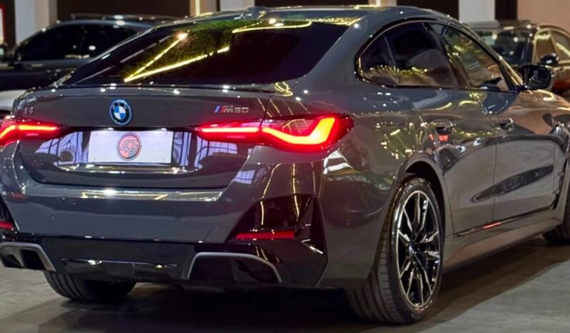 
								BMW I4 cheio									