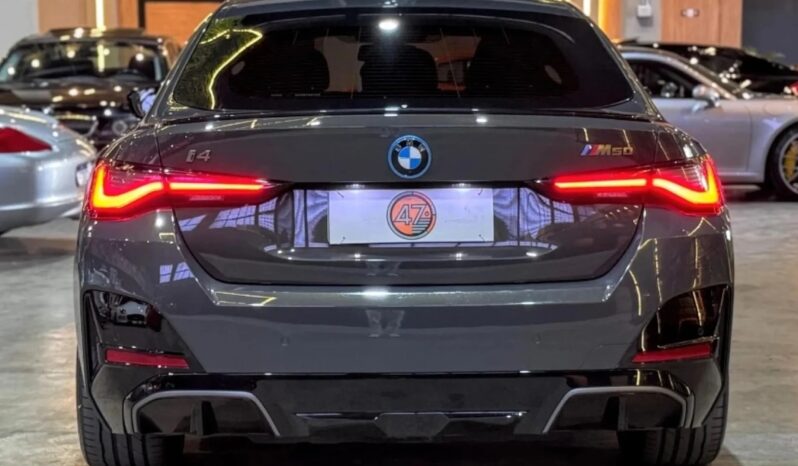 
								BMW I4 cheio									