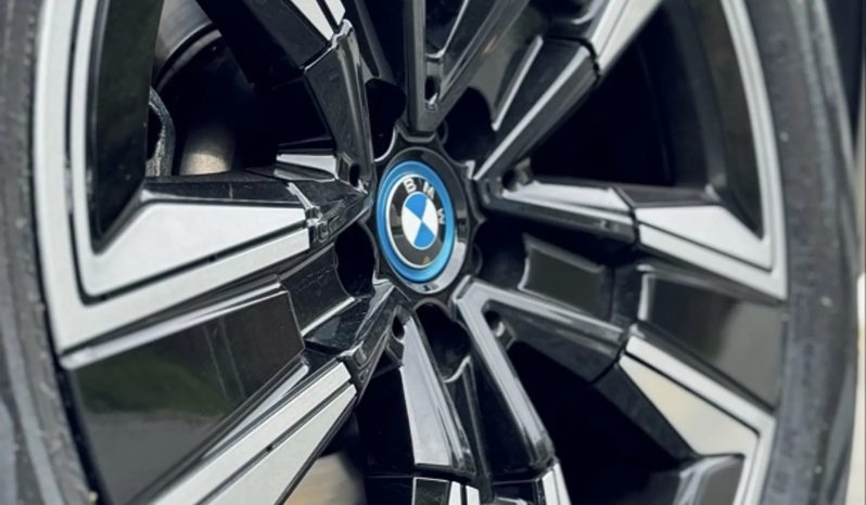 
								BMW iX3 cheio									