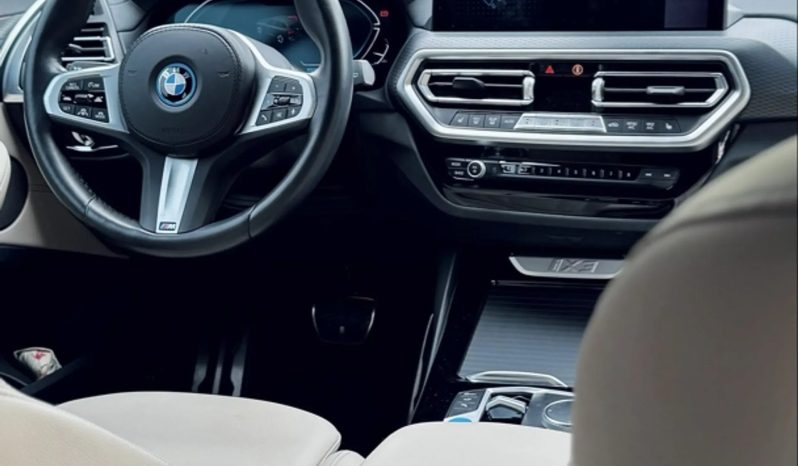 
								BMW iX3 cheio									