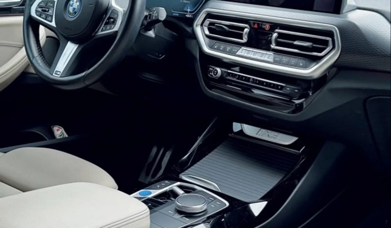 
								BMW iX3 cheio									