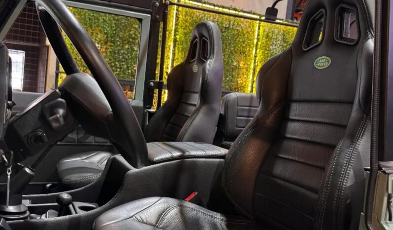 
								LAND ROVER DEFENDER cheio									