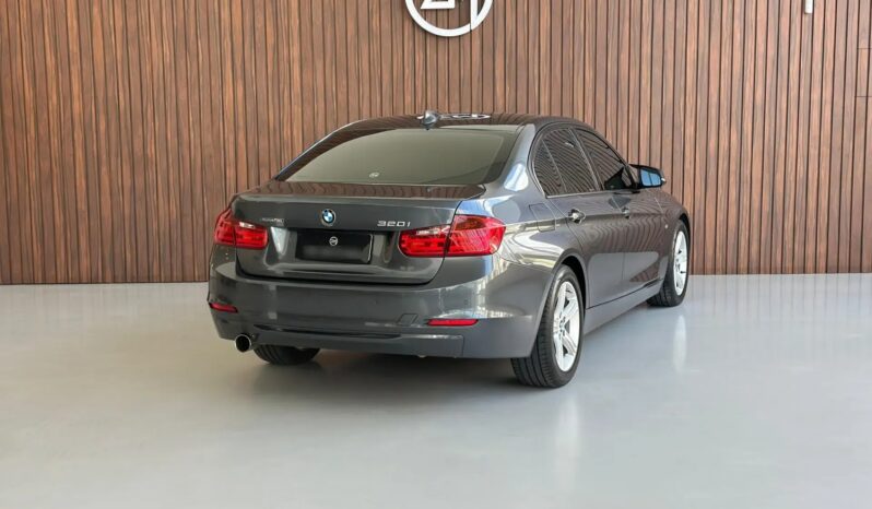 
								BMW 320i cheio									