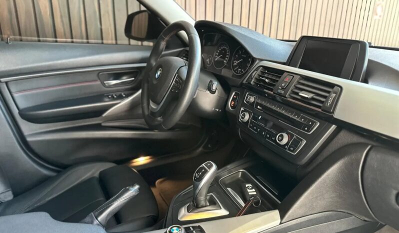 
								BMW 320i cheio									