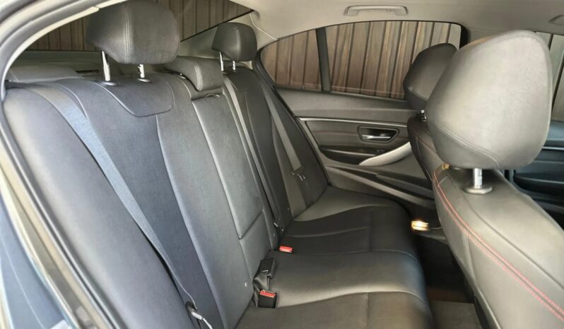 
								BMW 320i cheio									