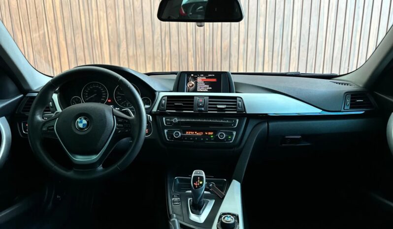 
								BMW 320i cheio									