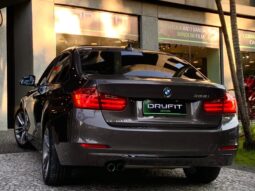 
										BMW 328i cheio									