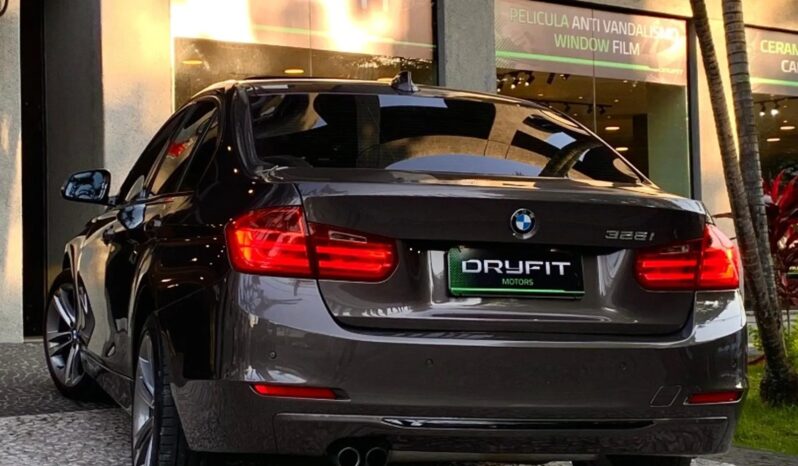 
								BMW 328i cheio									
