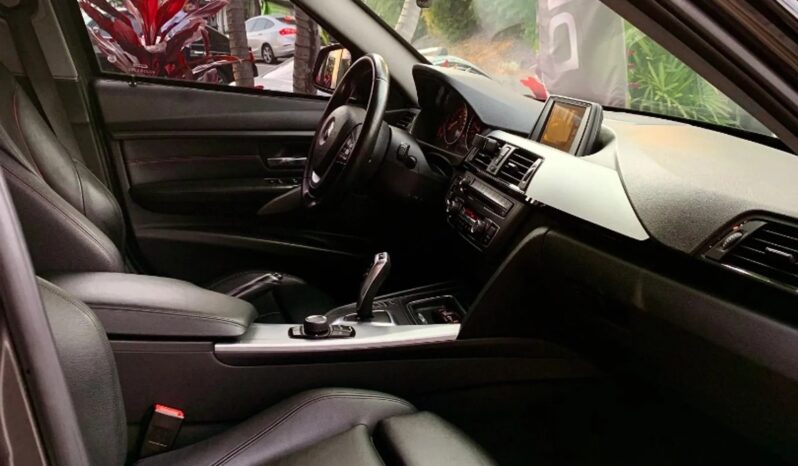 
								BMW 328i cheio									