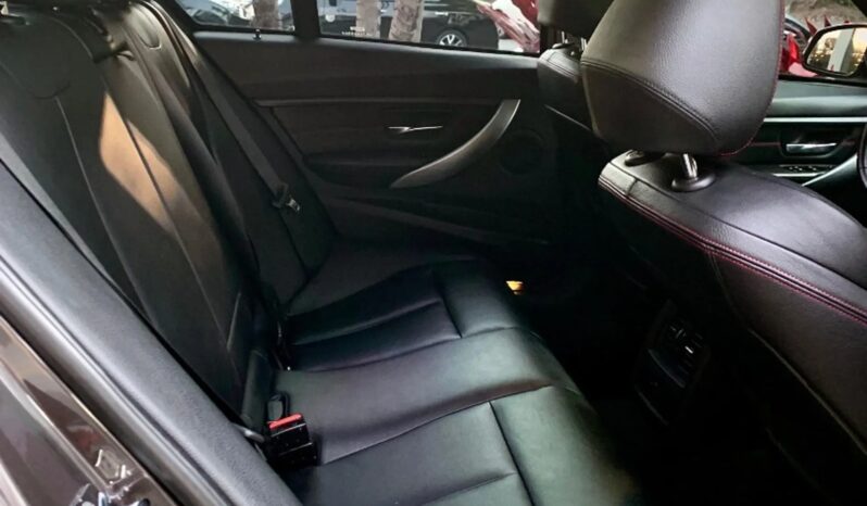 
								BMW 328i cheio									