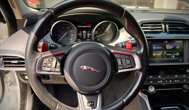 
								JAGUAR XE cheio									