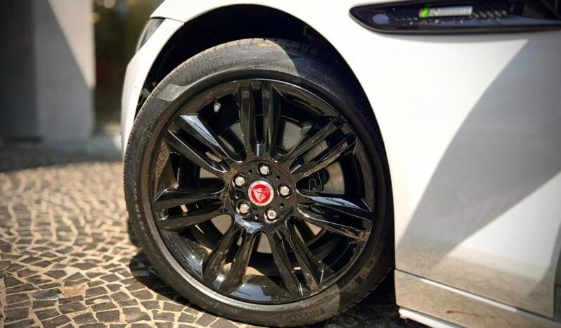 
								JAGUAR XE cheio									
