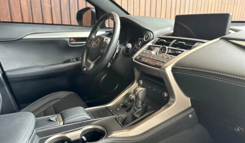 
								LEXUS NX 300h cheio									